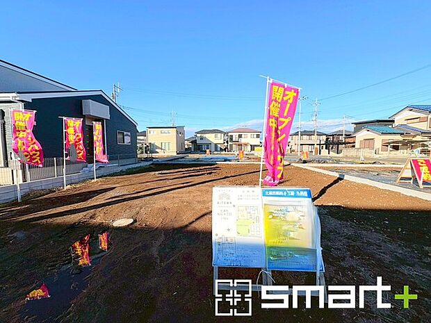 ~ベタ基礎でしっかりとした土台~ ・コンクリートの中に鉄筋を配し強度を高めた「ベタ基礎」を採用。 ・しっかりとした土台を造ったうえで、その上に建物が築造されていきます。