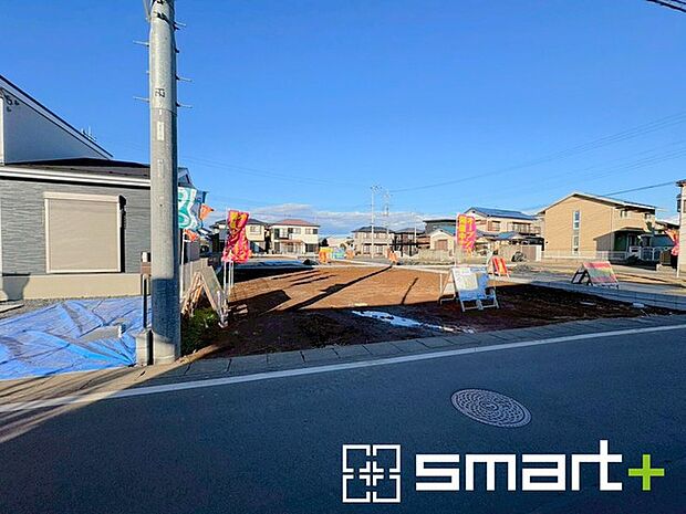 ~閑静な住宅街の立地~ ・周辺は閑静な住宅街となっておりますので、静かな暮らしをご実現いただけます。 ・前面道路の交通量も多くないので、小さなお子様がいるご家庭でもご安心ですね。