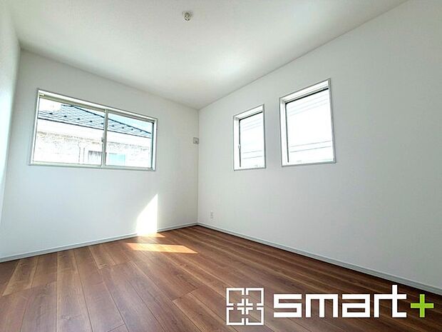 ～2面採光の明るいお部屋～ ・洋室は2面採光とする事で穏やかな陽の入る明るい空間となっております。 ・くつろぎのプライベート時間を明るい空間で穏やかにお過ごしいただけます。 