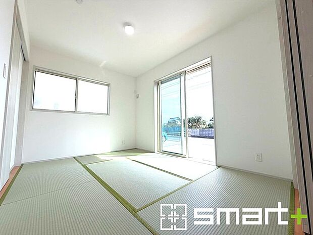 ～使い勝手の良い「和洋室」～ ・畳敷きに建具は洋風、というハイブリッド型の「和洋室」。和室と洋室の良い所を組み合わせたお部屋です。 ・やはり畳の香りは心が落ち着きますね。 