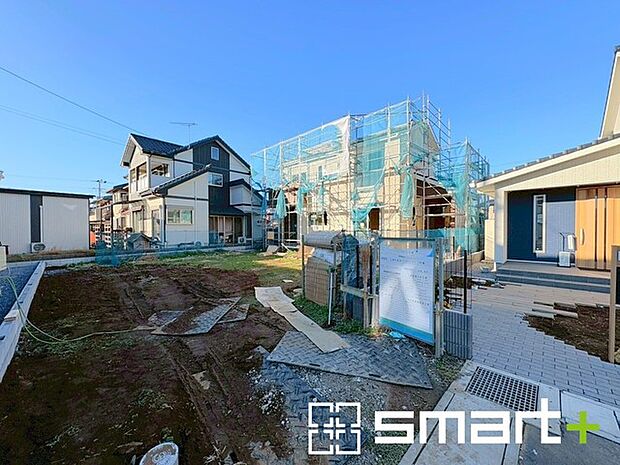 〜閑静な住宅街の立地〜 ・周辺は閑静な住宅街となっておりますので、静かな暮らしをご実現いただけます。 ・前面道路の交通量も多くないので、小さなお子様がいるご家庭でもご安心ですね。