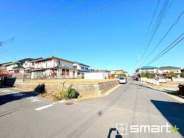 ～開放感ある角地のお住まい～ ・2方向が空く事で開放感のある角地に位置しております。 ・窮屈な感じが無く、ゆったりと暮らせるこの魅力をぜひ現地でご体感くださいませ。