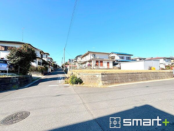 ～十分な広さのある前面道路～ ・前面道路は約6ｍございますので、お車でのすれ違いも楽々で余計なストレスがかかりません。 ・日々お車での移動が多い方には大切なポイントですね。
