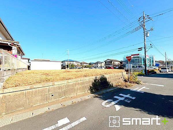 ～閑静な住宅街の立地～ ・周辺は閑静な住宅街となっておりますので、静かな暮らしをご実現いただけます。 ・前面道路の交通量も多くないので、小さなお子様がいるご家庭でもご安心ですね。