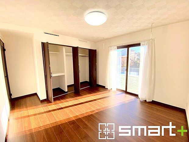 ~2面採光の明るいお部屋~ ・洋室は2面採光とする事で穏やかな陽の入る明るい空間となっております。 ・くつろぎのプライベート時間を明るい空間で穏やかにお過ごしいただけます。