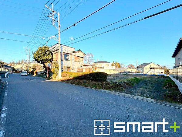 ～十分な広さのある前面道路～ ・前面道路は約6ｍございますので、お車でのすれ違いも楽々で余計なストレスがかかりません。 ・日々お車での移動が多い方には大切なポイントですね。