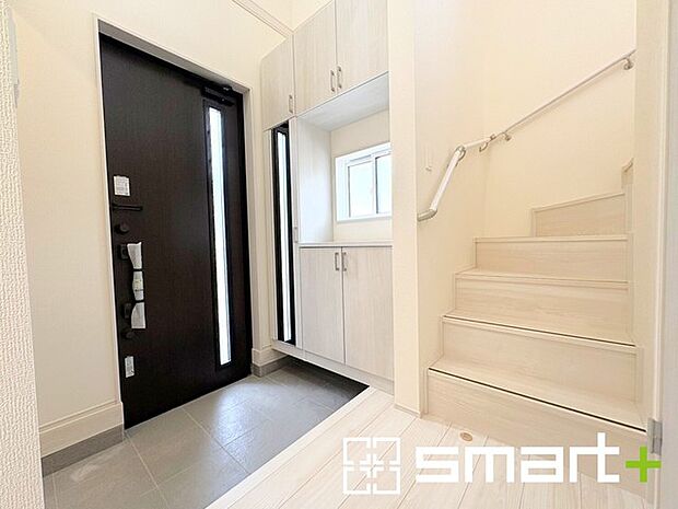 ~圧迫感のない明るい玄関~ ・窓に加えて玄関ドアのガラス部分からも穏やかな陽が入り、明るい玄関になります。 ・備え付けのシューズボックスはミラー付なのでお出かけ前のチェックに大活躍。