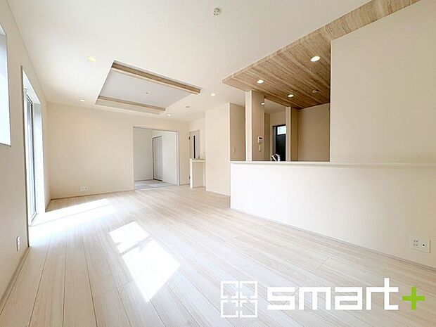 ～折下げ天井でオシャレな空間～ ・キッチン部分に折下げ天井を施すことでリビングが広く見える効果もあり、開放的な空間が広がります。 ・リビングが広く見える効果もあり、開放的な空間が広がります。