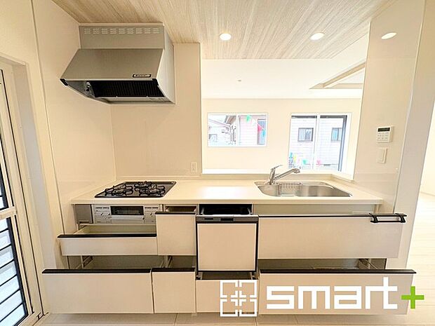 ～食器洗浄機を標準装備～ ・キッチンにはビルトインタイプの食器洗浄機を標準装備。 ・家事にかける時間を削減でき、「自分時間」を増やすことができる嬉しいアイテムです。 