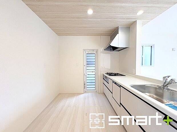 ~人気のカウンターキッチン~ ・キッチンは人気のカウンタータイプを採用。「ご家族の顔が見える」造りです。 ・蛇口に浄水器が内蔵されているなど機能面でも優れた仕様です。