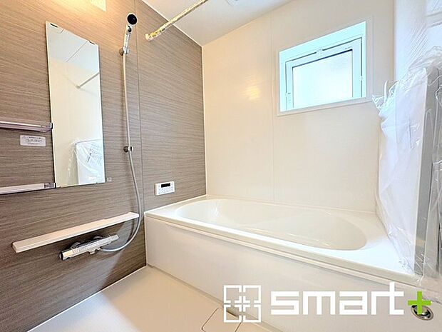 ～浴室乾燥機付きの浴室～ ・浴室には乾燥機が付いているので雨の日でも洗濯物を干すことが可能です。 ・水はけの良い床材など機能面も充実。マイクロバルなどオプションもご相談くださいませ。 