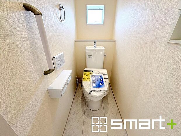 ~窓付きの明るいトイレ~ ・使用後や掃除の際に窓を開ければ、外からの新鮮な空気を取り込み素早く換気ができます。 ・埋め込み収納付きでストックや掃除用具もスッキリ片付きますね。