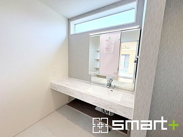 ～スタイリッシュな洗面化粧台～ ・洗面台やカウンターがスタイリッシュなデザインでオシャレな雰囲気に仕上げております。 ・洗面台下のパイプスペースにも洗剤などをご収納可能です。