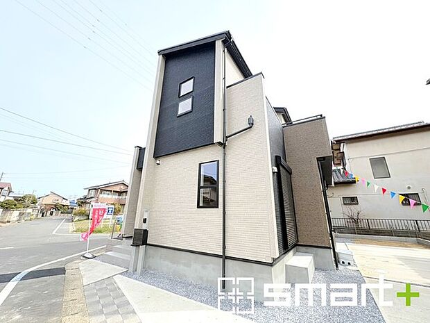 ~開放感ある角地のお住まい~ ・2方向が空く事で開放感のある角地に位置しております。 ・窮屈な感じが無く、ゆったりと暮らせるこの魅力をぜひ現地でご体感くださいませ。