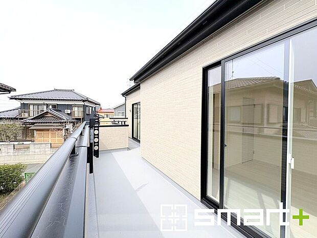 ~洗濯物も干しやすいバルコニー~ ・陽当たり良好な南側のバルコニーは2部屋から出入りができて毎日のお洗濯も快適。 ・テラス屋根等のオプションもお気軽にご相談くださいませ。