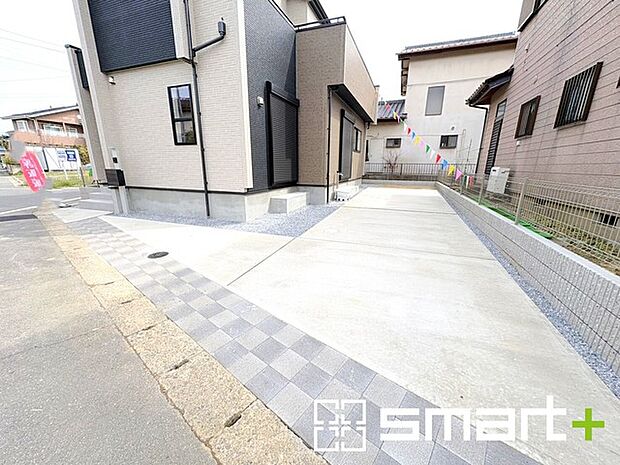 ~ゆとりあるカースペース~ ・セカンドカーや来客時にも困らないカースペース2台分。物置や駐輪スペースなどにも利用できますね。 ・カーポートなどのオプションもお気軽にご相談くださいませ。