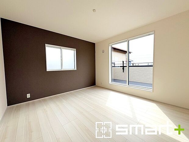 ～バルコニーに面した洋室～ ・バルコニー側の大きな窓から穏やかな陽が差し込む明るい洋室はウォークインクローゼット付。 ・ゆとりある広さでご夫婦やご兄弟でもゆったりお過ごしいただけます。 