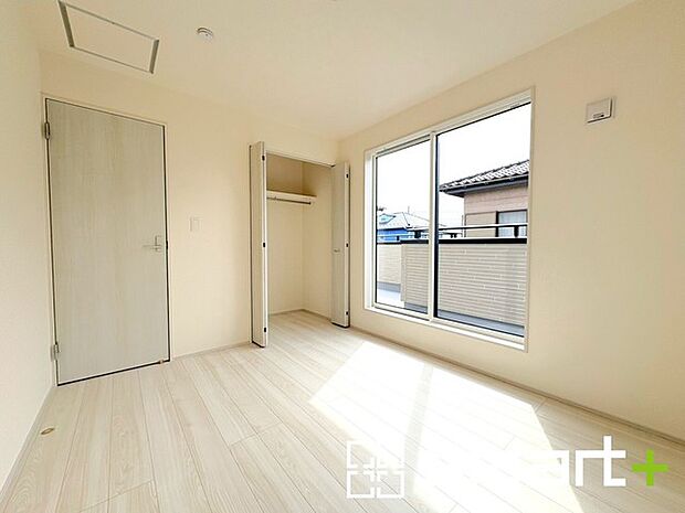 ～明るく暖かな光が差し込む洋室～ ・大きな窓からたっぷりの光が舞い込み、お部屋全体を優しく包み込んでくれます。 ・たっぷりの収納スペース付きで住空間もスッキリ。