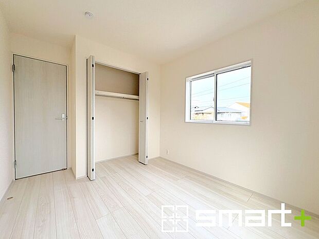 ~収納豊富な洋室~ ・各居室に備え付けの収納をご用意。タンスなどを置く場合と比べ出っ張らないので部屋の中を有効のご活用いただけます。 ・収納の広さなどぜひ現地でご確認くださいませ。