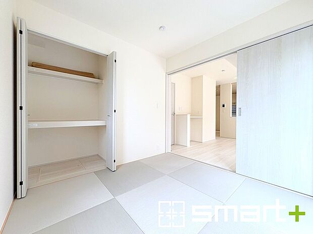 ～リビング横の和室～ ・リビング横には開放感をプラスしてくれる和室付。モダンな洋風タイプでオシャレ感アップ。 ・収納付きでお子様のプレイルームやお昼寝など、用途様々にお使いいただけます。 