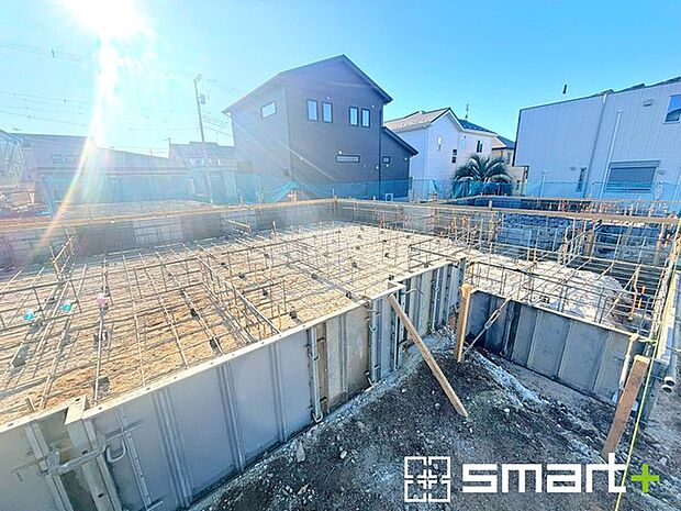 〜ベタ基礎でしっかりとした土台〜 ・コンクリートの中に鉄筋を配し強度を高めた「ベタ基礎」を採用。 ・しっかりとした土台を造ったうえで、その上に建物が築造されていきます。