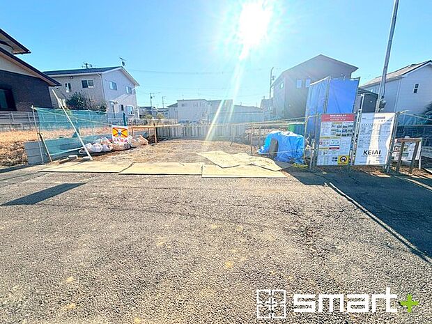 ~閑静な住宅街の立地~ ・周辺は閑静な住宅街となっておりますので、静かな暮らしをご実現いただけます。 ・前面道路の交通量も多くないので、小さなお子様がいるご家庭でもご安心ですね。