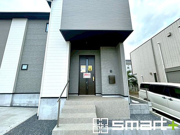 ~穏やかな陽が入る玄関~ ・玄関ドアにガラス部分を設ける事で穏やかな陽の入る玄関になります。 ・モニター付きインターフォンで来客時に誰が来たかすぐにわかるので、防犯面も安心です。