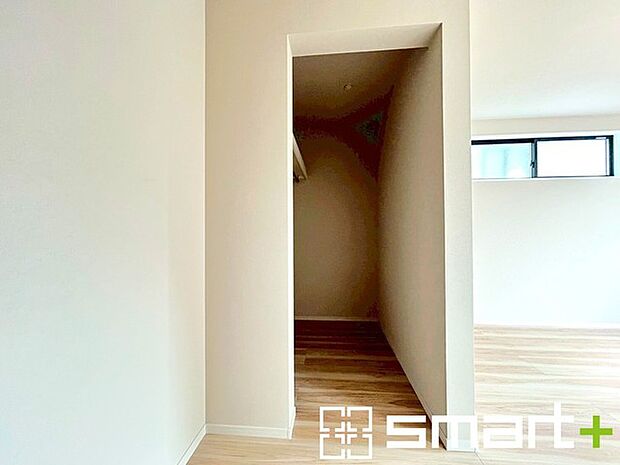 ~ウォークインクローゼット~ ・衣類をハンガーに掛けたまま収納できるウォークインクローゼットは重宝しますね。 ・加えてフリースペースもございます。収納はもちろん、テレワークルームとしても便利。