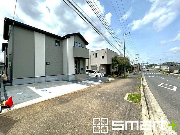 ~閑静な住宅街の立地~ ・周辺は閑静な住宅街となっておりますので、静かな暮らしをご実現いただけます。 ・前面道路の交通量も多くないので、小さなお子様がいるご家庭でもご安心ですね。