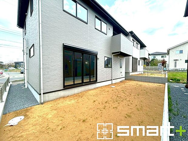 ~お庭もある余裕の敷地~ ・広々した敷地にはお庭もご用意。お庭があるだけで余裕を感じますね。 ・防草シートや人工芝の敷設などのオプションもお気軽にご相談くださいませ。