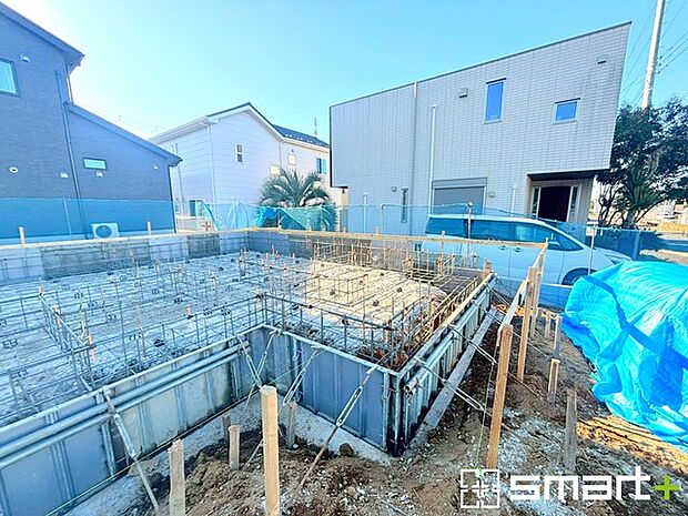 ～ベタ基礎でしっかりとした土台～ ・コンクリートの中に鉄筋を配し強度を高めた「ベタ基礎」を採用。 ・しっかりとした土台を造ったうえで、その上に建物が築造されていきます。 
