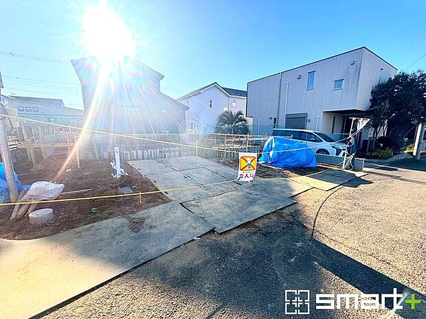 ～閑静な住宅街の立地～ ・周辺は閑静な住宅街となっておりますので、静かな暮らしをご実現いただけます。 ・前面道路の交通量も多くないので、小さなお子様がいるご家庭でもご安心ですね。 