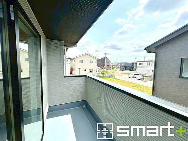 ~屋根付きのバルコニー~ ・バルコニーは屋根付きなので急な雨でも安心です。 ・奥行きもあるので洗濯物が干しやすいのも嬉しいポイントですね。