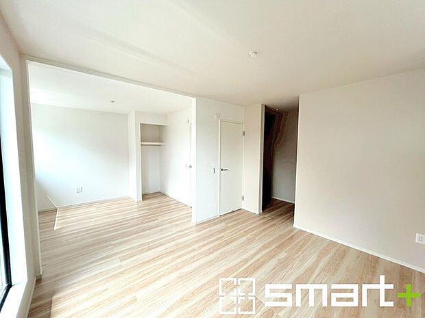 ~間仕切対応で2部屋に~ ・2階洋室15.2帖は将来こども部屋として1部屋を2部屋にできるフレキシブルルームです。 ・ご家族の状況に応じて部屋の数を変更できる間取りプラン。