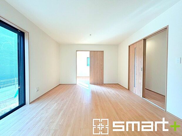 ~家族団らんにピッタリの広々リビング~ ・自然の光が降り注ぐ明るいLDKは家族団らんにピッタリ。 ・隣接の洋室を続き間として利用すれば21帖超の広々空間になります。