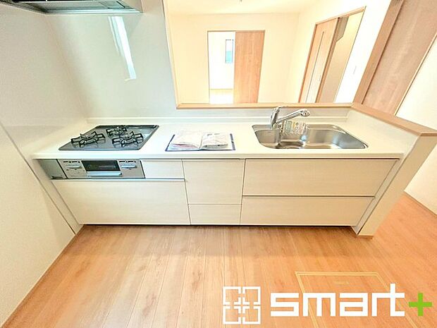 ~人気のカウンターキッチン~ ・キッチンには余計な柱が無いので、リビングが見渡せ開放感のある造りとなっております。 ・蛇口には浄水器が内蔵されるなど機能面でも優れたキッチンです。