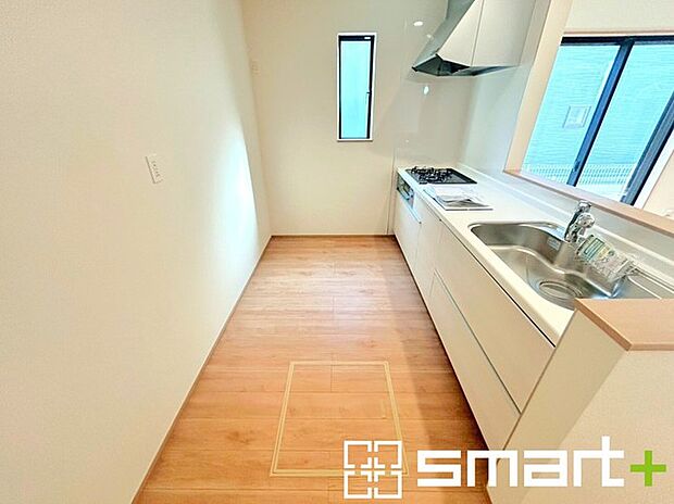 ~使い勝手の良いシステムキッチン~ ・料理がしやすい設計のキッチンでお料理もはかどりますね。 ・もちろんキッチン下部は収納になっておりますので、フライパンなども収納可能です。