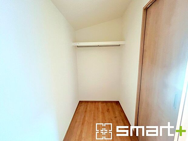 ~ウォークインクローゼット~ ・衣類をハンガーに掛けたまま収納できるウォークインクローゼットは重宝しますね。 ・季節ものや小物類なども整理整頓しやすく生活空間が広がります。