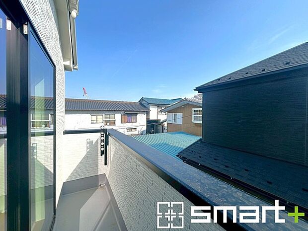 ~洗濯物も干しやすいバルコニー~ ・陽当たり良好な南側のバルコニーは2部屋から出入りができて毎日のお洗濯も快適。 ・テラス屋根等のオプションもお気軽にご相談くださいませ。