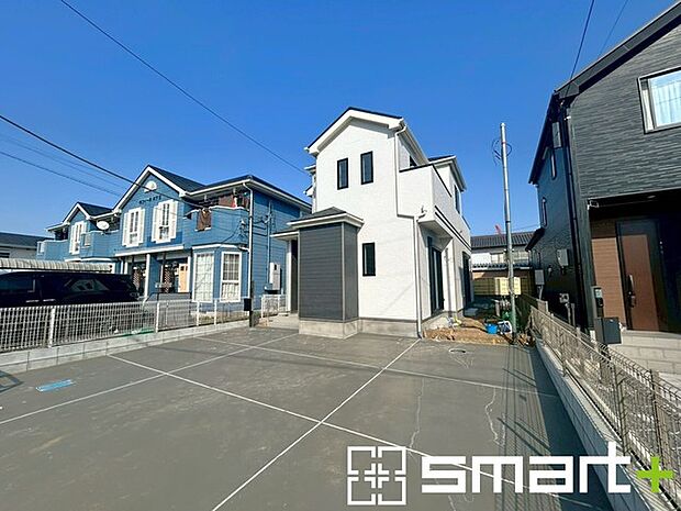 ~ゆとりあるカースペース~ ・セカンドカーや来客時にも困らないカースペース3台分は並列駐車可能でお車の出し入れもラクラク。 ・カーポートなどのオプションもお気軽にご相談くださいませ。