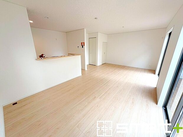 ~窓からはたっぷりの陽光~ ・穏やかな陽だまりに包まれる居心地の良いLDKは、ご家族が自然と集まる憩いのスペースに。 ・家事をしながらリビング全体が見渡せるカウンターキッチンも魅力。