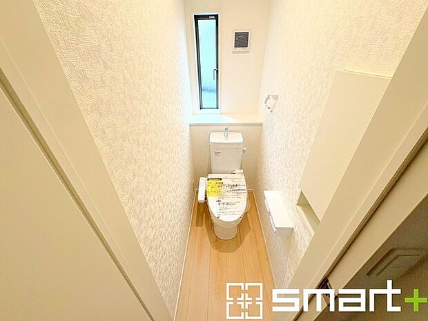 ~窓付きの明るいトイレ~ ・使用後や掃除の際に窓を開ければ、外からの新鮮な空気を取り込み素早く換気ができます。 ・埋め込み収納付きでストックや掃除用具もスッキリ片付きますね。