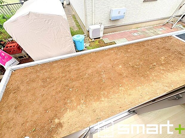 ~広々したお庭のある邸宅~ ・余裕の敷地には広いお庭もご用意。 ・ガーデニングや安らぎの空間として、倉庫を置いたりと様々な活用が可能です。 ・人工芝の敷設などもお気軽にご相談くださいませ。