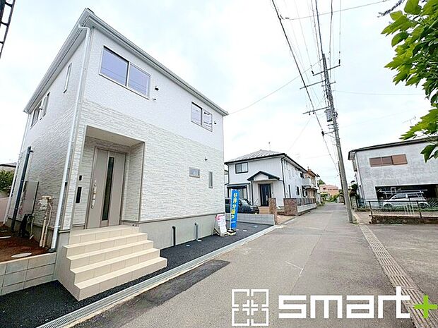 ～閑静な住宅街の立地～ ・周辺は閑静な住宅街となっておりますので、静かな暮らしをご実現いただけます。 ・前面道路の交通量も多くないので、小さなお子様がいるご家庭でもご安心ですね。 