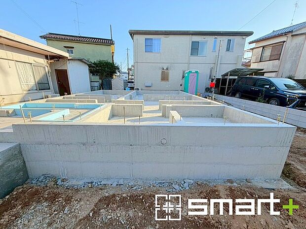 〜ベタ基礎でしっかりとした土台〜 ・コンクリートの中に鉄筋を配し強度を高めた「ベタ基礎」を採用。 ・しっかりとした土台を造ったうえで、その上に建物が築造されていきます。 