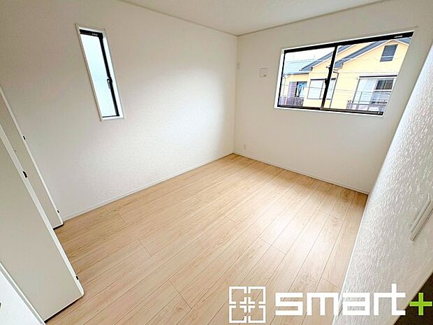 ～2面採光の明るいお部屋～ ・洋室は2面採光とする事で穏やかな陽の入る明るい空間となっております。 ・くつろぎのプライベート時間を明るい空間で穏やかにお過ごしいただけます。 