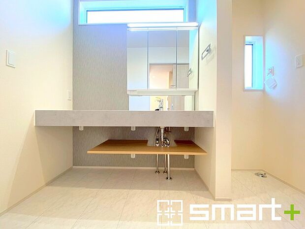 ～スタイリッシュな洗面化粧台～ ・洗面台やカウンターがスタイリッシュなデザインでオシャレな雰囲気に仕上げております。 ・洗面台の下にたっぷりの収納スペースがあり、洗剤などのストックもしまえます。