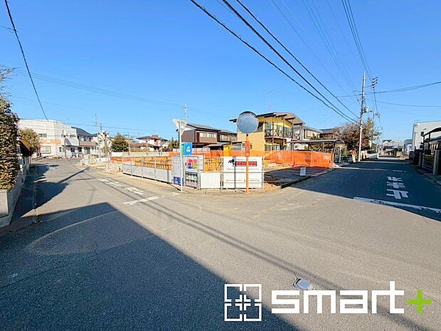 〜開放感ある角地のお住まい〜 ・2方向が空く事で開放感のある角地に位置しております。 ・窮屈な感じが無く、ゆったりと暮らせるこの魅力をぜひ現地でご体感くださいませ。 