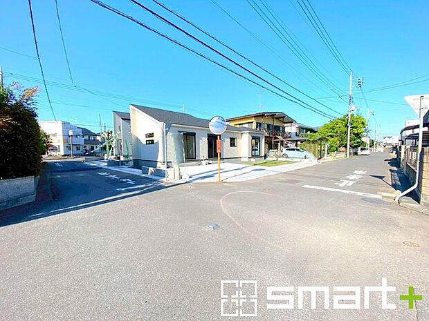 ～開放感ある角地のお住まい～ ・2方向が空く事で開放感のある角地に位置しております。 ・窮屈な感じが無く、ゆったりと暮らせるこの魅力をぜひ現地でご体感くださいませ。 
