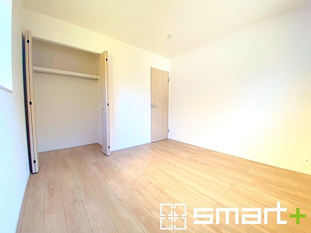 ～2面採光の明るいお部屋～ ・洋室は2面採光とする事で穏やかな陽の入る明るい空間となっております。 ・くつろぎのプライベート時間を明るい空間で穏やかにお過ごしいただけます。 